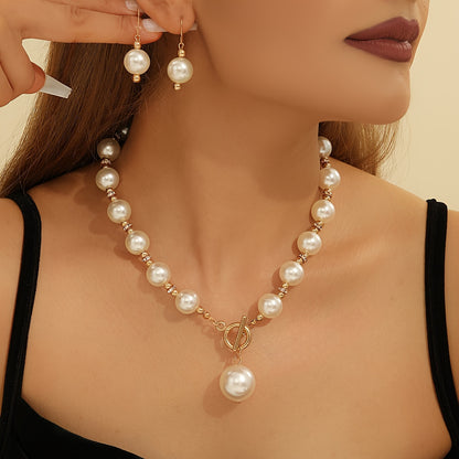 Luxurious Faux Pearl Clavicle Necklace - Elegant Short Chain, Versatile All-Match Jewelry Accessory for Women, Perfect for Everyday Wear, Parties and Special Occasions