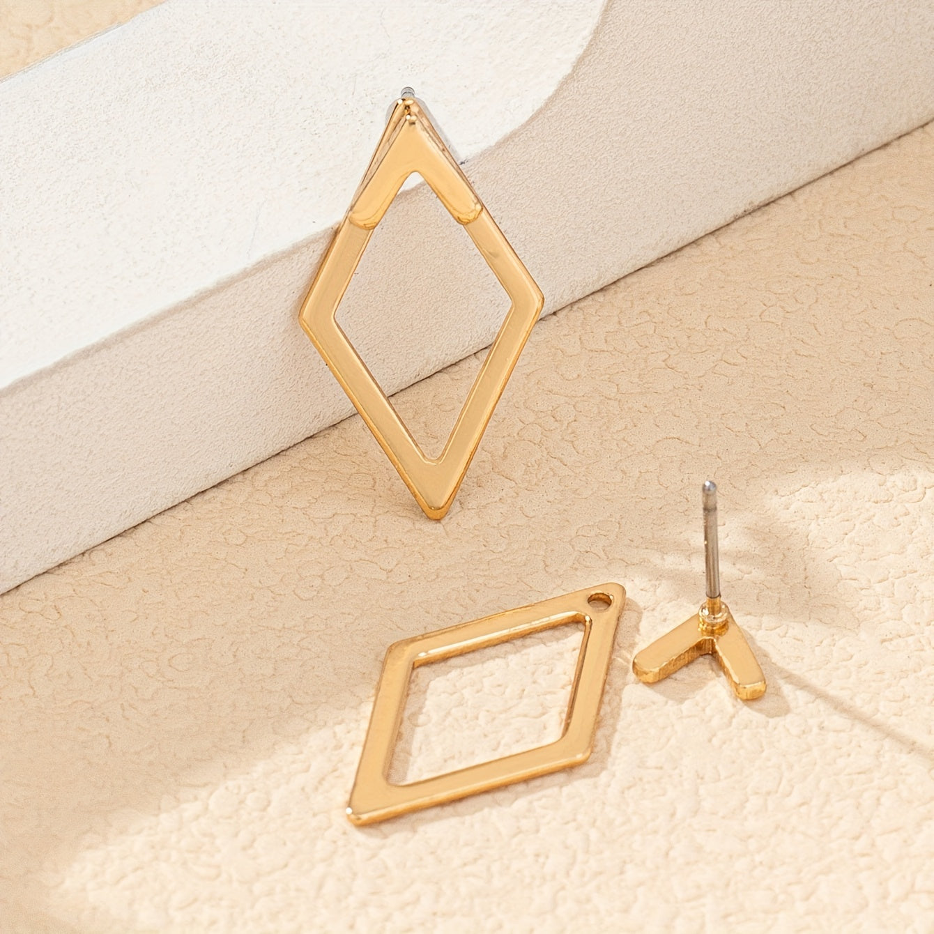 1 Pair Geometric Metal Hollow Arrow Shape Earrings Suitable for Women Daily Wear