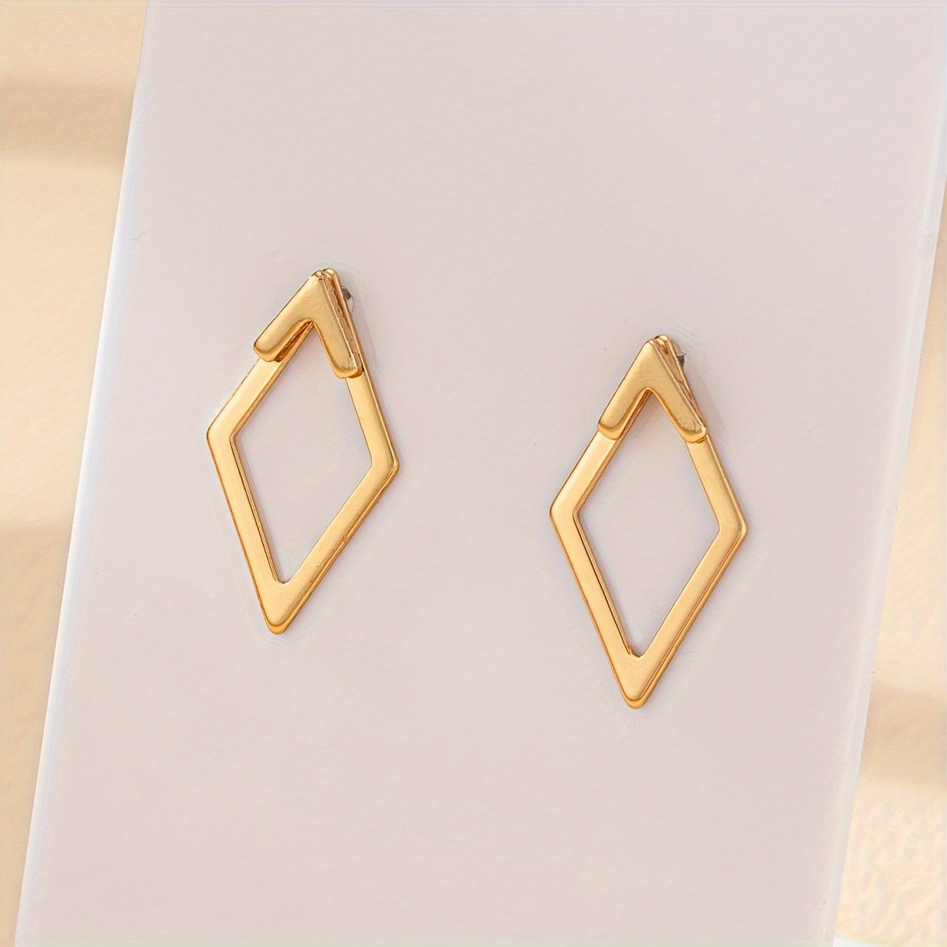 1 Pair Geometric Metal Hollow Arrow Shape Earrings Suitable for Women Daily Wear